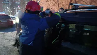 Трёхлетнего ребёнка освободили спасатели из заблокированной машины в Воткинске