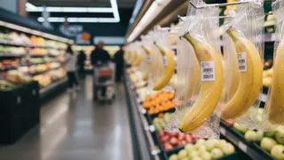 Зачем продавцы берут пакетики из ящиков с бананами: раскрываем секрет, который хранят сотрудники супермаркетов