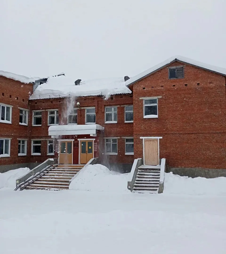 В Глазовском районе активно чистят крыши от снега