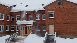 В Глазовском районе активно чистят крыши от снега
