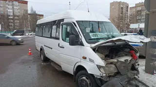 В Ижевске в дорожную аварию попал микроавтобус с 15-тью пассажирами