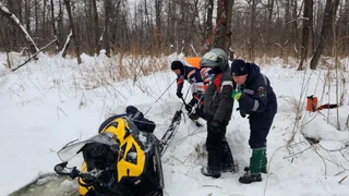 Снегоход с людьми провалился на реке Иж