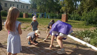 Подвижные игры (0+) во дворах Глазова проводят волонтеры Молодежного центра