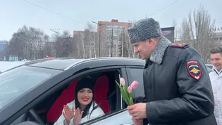 В Удмуртии автоинспекторы поздравили женщин за рулем с Международным женским днём