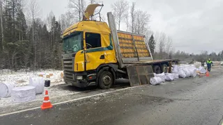 На трассе в Удмуртии перевернулся грузовик с полуприцепом