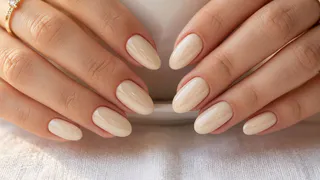 5 трендовых оттенков лака для ногтей, которые визуально удлиняют пальцы