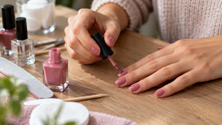 Лак скалывается уже на второй день: 3 ошибки домашнего маникюра, из-за которых покрытие не держится