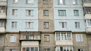 Следователи призвали родителей усилить меры безопасности после гибели ребенка из окна в Удмуртии