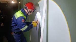 Спасатели в Глазове помогли открыть дверь в квартиру, где умер хозяин