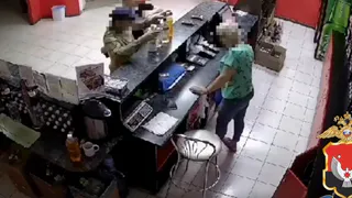 В Глазове оперативниками задержаны подозреваемые в краже денежных средств с банковской карты 59-летнего мужчины (ВИДЕО)