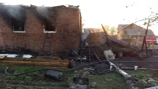На улице Удмуртской в Глазове сгорел дом