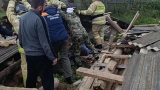 В Вавоже пенсионер оказался погребён под завалами ветхого сарая