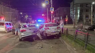 Пьяный мужчина за рулем иномарки совершил массовое ДТП на улице Удмуртской в Ижевске.