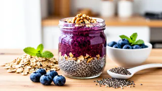 Вкусный и полезный завтрак на каждый день: трендовая «ночная» овсянка с семенами чиа и ягодами для женщин