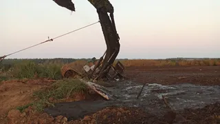 Машинист экскаватора погиб в навозохранилище в селе Юкаменское