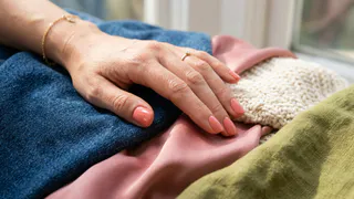 Лучше любых колец и браслетов: 11 цветов лака для ногтей, которые подойдут под любую одежду в шкафу