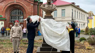 В глазовском Александровском садике установили бюсты императоров Александра I и Александра III