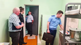В изоляторе временного содержания Глазова прошла проверка