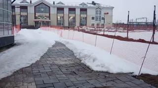 Новая плитка на привокзальной площади Глазова вновь стала проваливаться