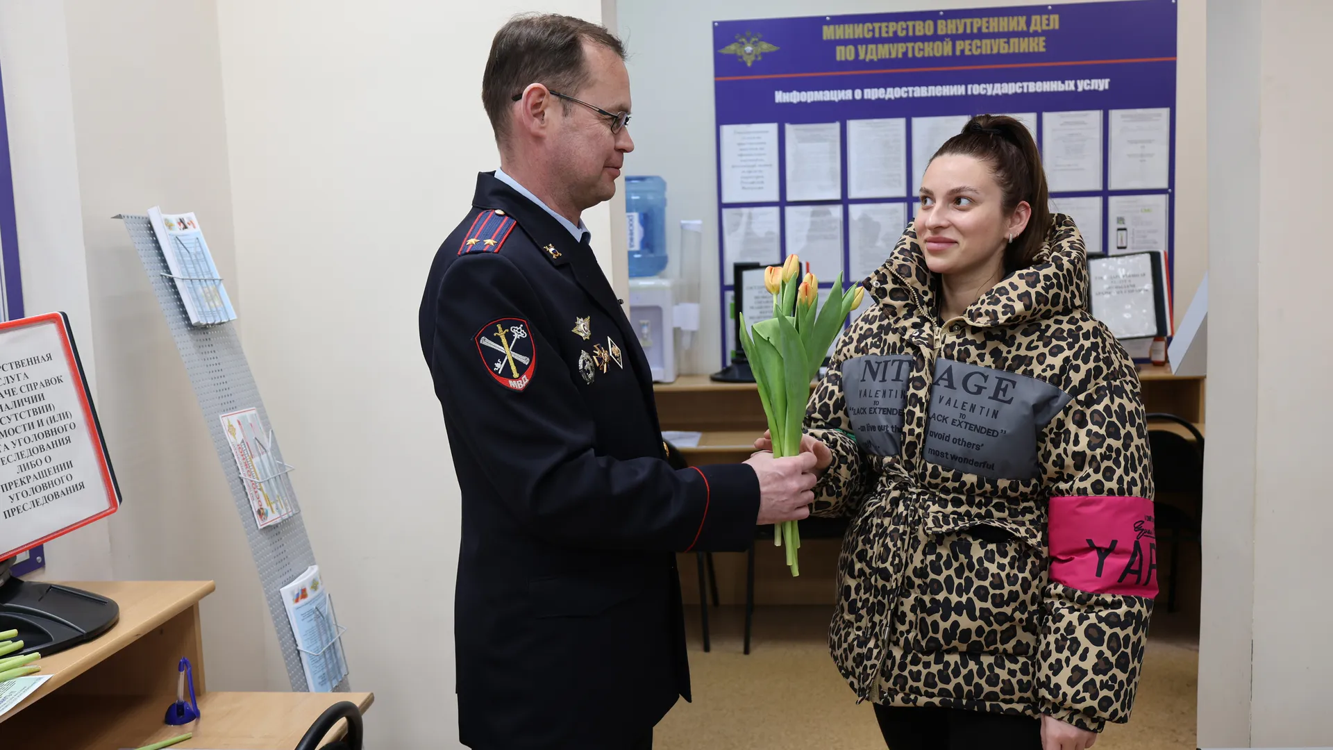 Полицейские Удмуртии поздравили женщин с 8 Марта прямо во время получения госуслуг