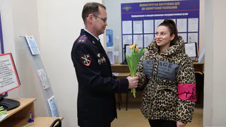 Полицейские Удмуртии поздравили женщин с 8 Марта прямо во время получения госуслуг