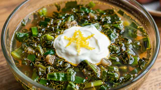 Все лето готовлю этот зеленый суп: вкусный способ съесть много зелени и молодой капусты — подаю с чесночной сметаной