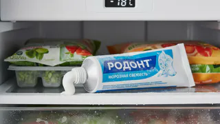 Кладу зубную пасту в морозилку— любимый лайфхак решает наболевшую проблему на кухне: совет на вес золота