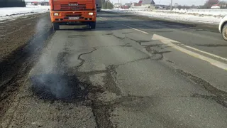 Продолжается ямочный ремонт на региональной трассе Игра-Глазов в Балезинском районе