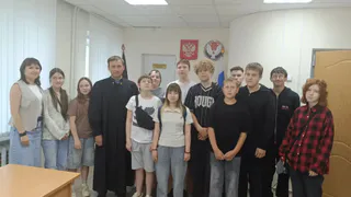 Воспитанники глазовского СРЦН посетили мировой суд и побывали на реальном заседании