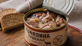 Не покупайте тушёнку только из-за слова «ГОСТ»: проверка 23 марок показала, в каких банках достаточно мяса, а где почти половина — бульон