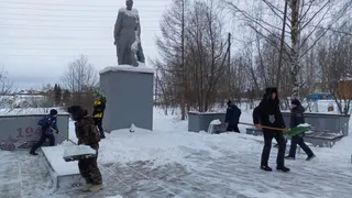 Жители Глазовского района провели расчистку от снега территорий памятников участникам Великой Отечественной войны