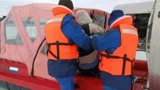 В Удмуртии спасли замерзавших на пруду мужчину и ребенка