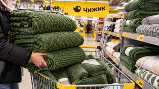 В «Чижике» гребу зеленые покрывала охапками — но на диван ни одно не положила: 4 идеи, как использую их в быту