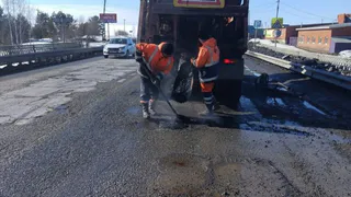 В Удмуртии продолжают латать ямы на дорогах