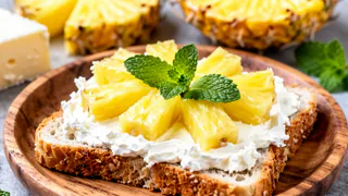 Сытная и пикантная намазка на хлеб: готовится за 5 минут — настолько вкусная, что гостей от нее за уши не оттащишь