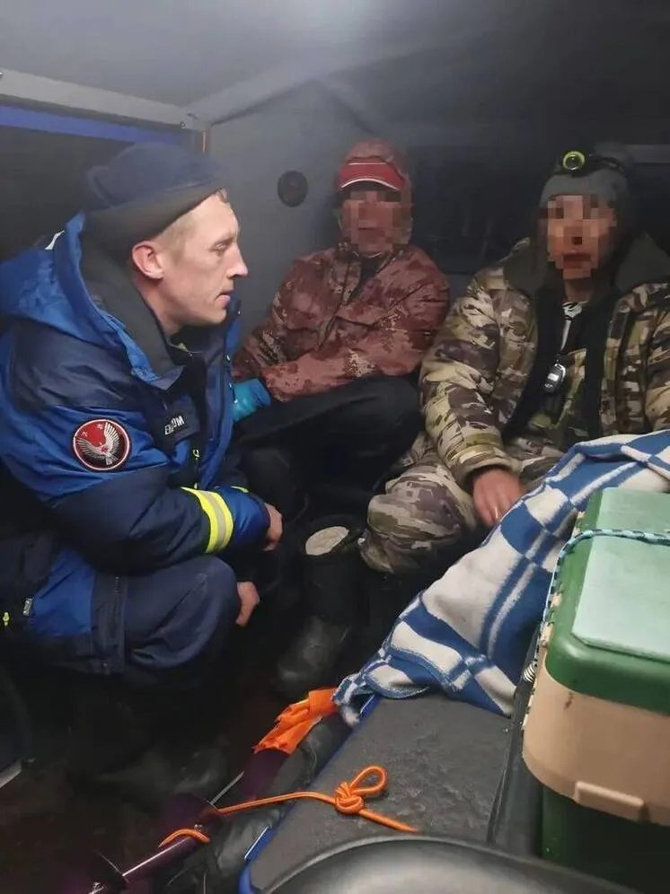 В Удмуртии спасатели эвакуировали рыбаков с разрушающегося льда Камы