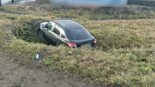 В Глазове "Лада Гранта" упала в канаву