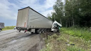 В Удмуртии грузовик вылетел на встречку и столкнулся с двумя легковушками