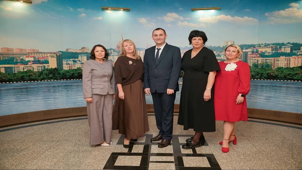 Педагогов Глазова наградили премиями ко Дню учителя в Ижевске