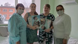 В Глазовском роддоме поздравили новоиспеченных мамочек с Днем матери