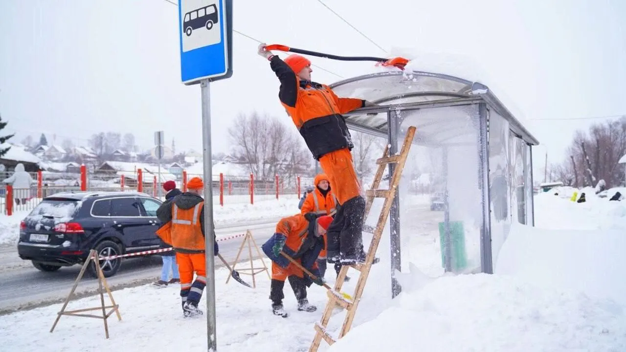 В Удмуртии теперь защищают остановки от падения снега с крыш