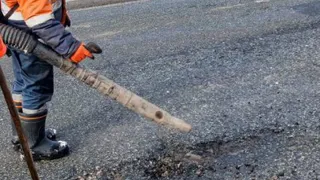 На дорогах Глазовского района продолжается ямочный ремонт