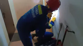 В Глазове подросток решил крепко отоспаться на каникулах, что родителям пришлось вызывать спасателей, чтобы открыть входную дверь квартиры