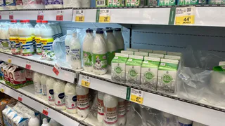 Пакеты из‑под молока — сокровище для хозяйки: 3 практичных лайфхака, которые реально упростят быт: дёшево, удобно, эффективно