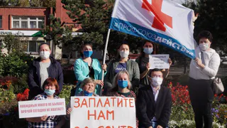 В Глазове медики провели акцию "Заплатите медикам за Covid"