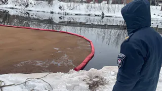 В реке Иж обнаружены маслянистые пятна