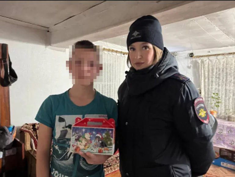 Акция "Полицейский Дед Мороз" прошла в Глазовском районе