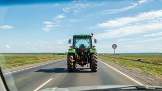 Можно ли объехать трактор или комбайн через сплошную линию разметки без лишения прав