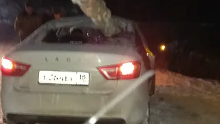 В Удмуртии бревно почти насквозь пробило автомобиль
