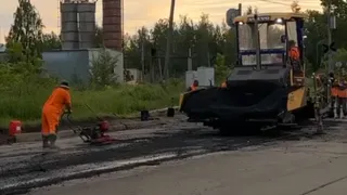 На улице Драгунова в Глазове приступили к укладке первого слоя асфальта